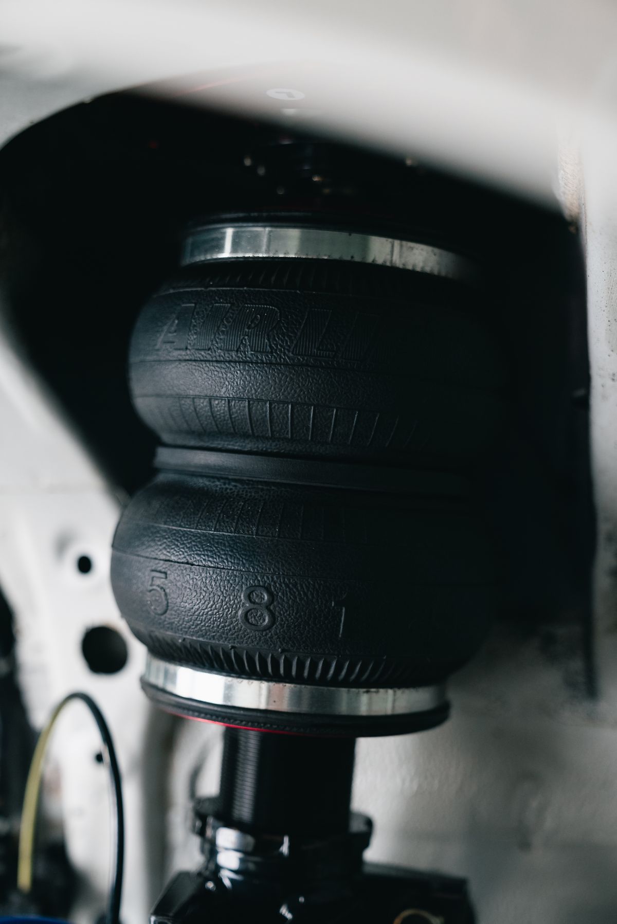 Real vehicle suspension assembly with an air spring